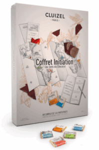 Box set titled 'Coffret Initiation' with various cards and envelopes.